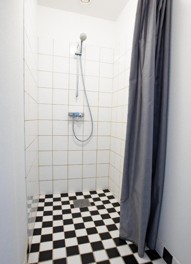 Kleines Doppelzimmer mit Gemeinschaftsbad und 140 cm breites Bett